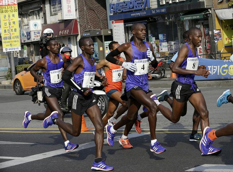 Kenya. Den afrikanske nation regnes for den førende på maratondistancen. Der har været dopingsager i landet, men den svindles tilsyneladende også på anden facon for at opnå succes. 