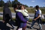 Flygtninge. I september måned søgte 2.761 personer om asyl i Danmark. Tallet er lavere end samme måned sidste år. September var også måneden, hvor der pludselig gik flygninge og migranter rundt på motorveje i Danmark. De fleste tog videre til Sverige for at søge asyl. (arkivfoto) 