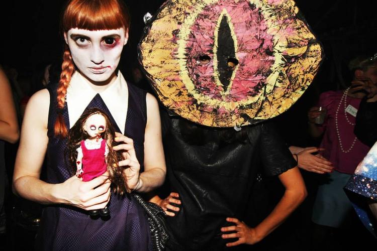 Blodigt. Sidste år gjorde gæsterne til 'Halloween fra Helvede' virkelig noget ud af udklædningen. 