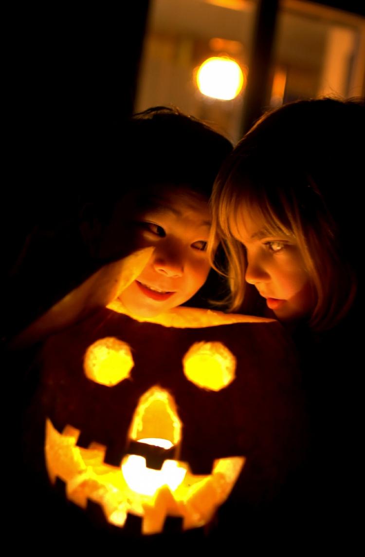 SAMMEN. At Halloween er blevet så populært herhjemme, skyldes i høj grad, at det er en tradition, der fokuserer på socialt samvær, mener historiker og ekspert. 