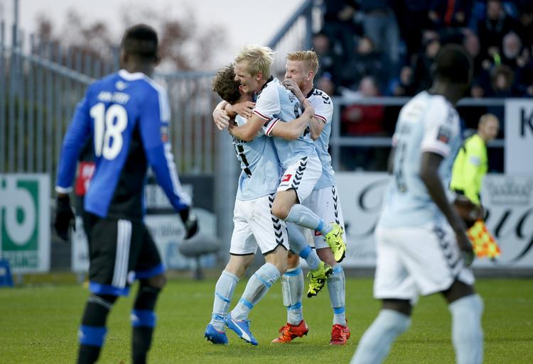 1-0. I andet forsøg scorede Johan Absalonsen på straffespark mod Stephan Andersen i søndags. Absalonsen og Andersen har iøvrigt begge spillet i både FCK og Brøndby, men har aldrig været holdkammerater i Superligaen. 