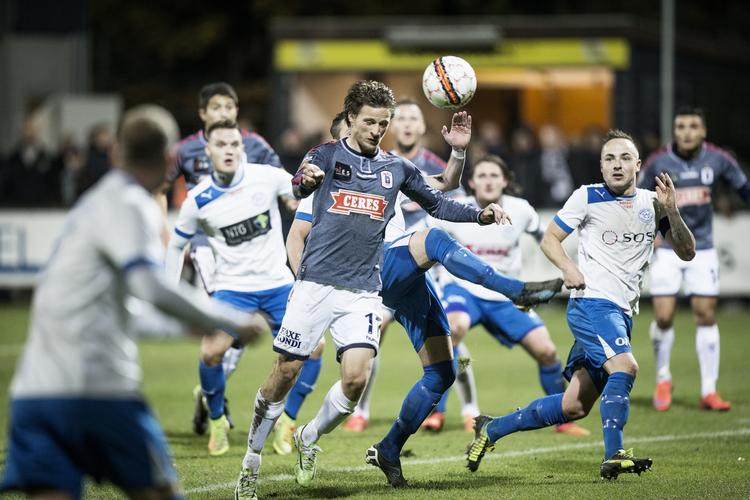POKALFODBOLD. Ottendedelsfinalen mellem Rishøj og AGF blev spillet i Tingbjerg, fordi lysanlægget hjemme i det nordlige Køge var for utilstrækkeligt. 