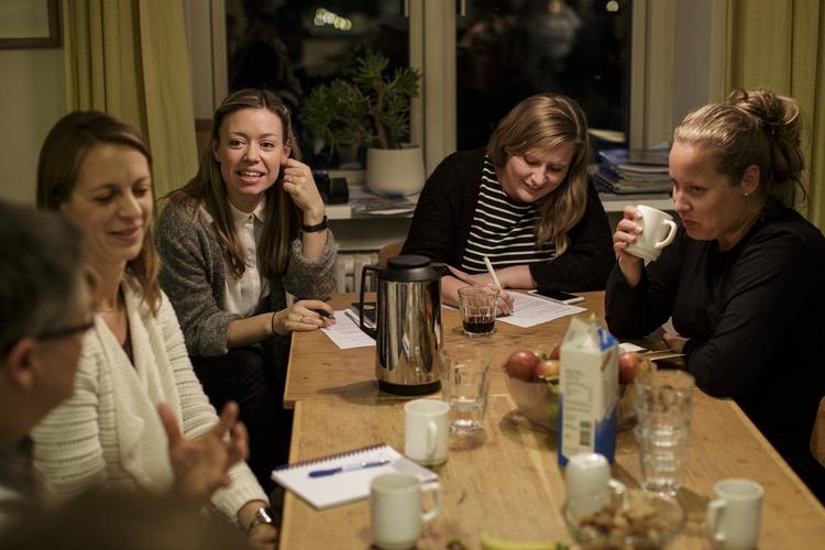 Snak. Møde for forældrerepræsentanter på Grøndalsvængets Skole i København. 