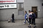Flygtningebørn. Fire afghanske drenge går deres første tur på gågaden i Malmø. Til højre Saifallah, der taler engelsk. 