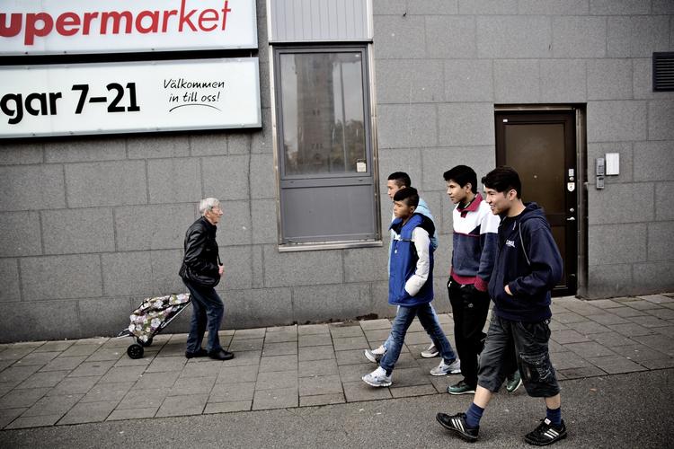 Flygtningebørn. Fire afghanske drenge går deres første tur på gågaden i Malmø. Til højre Saifallah, der taler engelsk. 