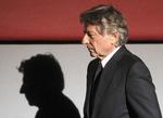 forfulgt. Roman Polanski er i Polen for at indspille en ny film. De amerikanske myndigheder benytter lejligheden til at prøve at få ham udleveret for gammel sexforbrydelse. 
