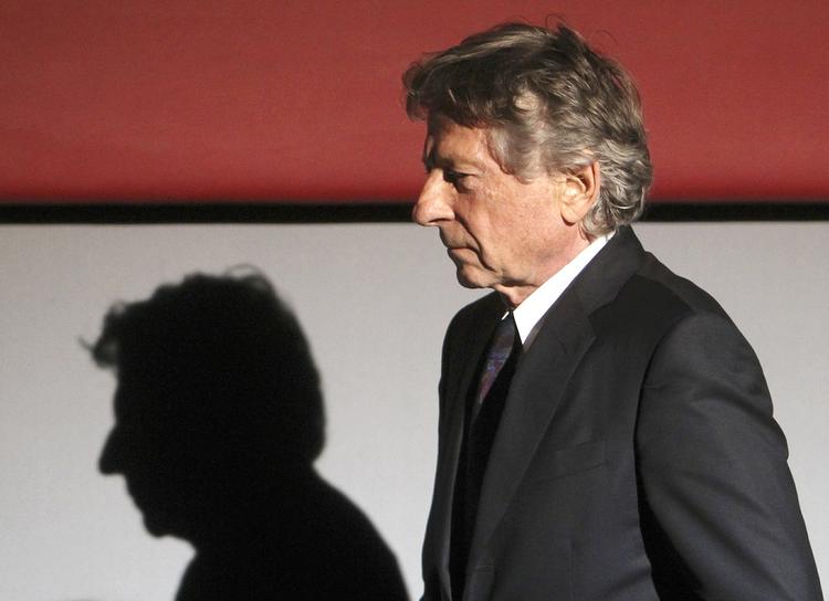 forfulgt. Roman Polanski er i Polen for at indspille en ny film. De amerikanske myndigheder benytter lejligheden til at prøve at få ham udleveret for gammel sexforbrydelse. 
