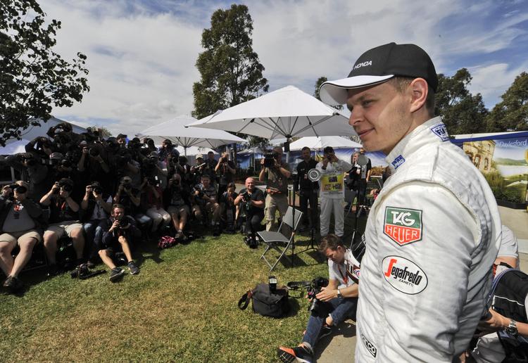 testkørsel. Kevin Magnussen er ikke længere en del af McLaren-holdet. Danskeren testkører lige nu Porsches Le Mans-bil. 