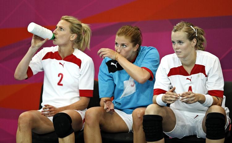 Nyt. Camilla Dalby (i midten) er back, men har på det danske landshold også ageret som målvogter i situationer, hvor træneren har fundet det nødvendigt, at have en ekstra markspiller på banen. Fremover behøver Dalby eller andre målvogter-vikarer ikke at have en særlig trøje på.  Det danske kvindelandshold benyttede sig ivrigt af taktikken med 'falsk' målvogter ved EM sidste år.  Billedet stammer fra OL i 2012. 