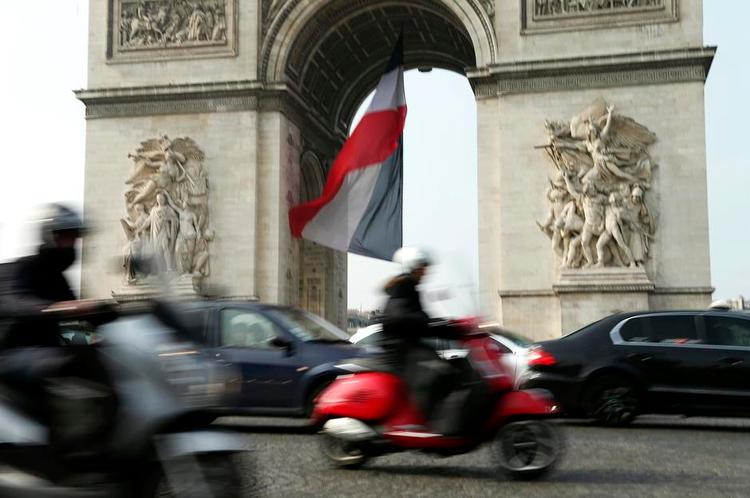Revolution. 82 procent af den franske befolkning forventer, at deleøkonomi vil forandre deres forbrug af varer og tjenesteydelser. Statsbanerne og den katolske kirke er med på store initiativer. 