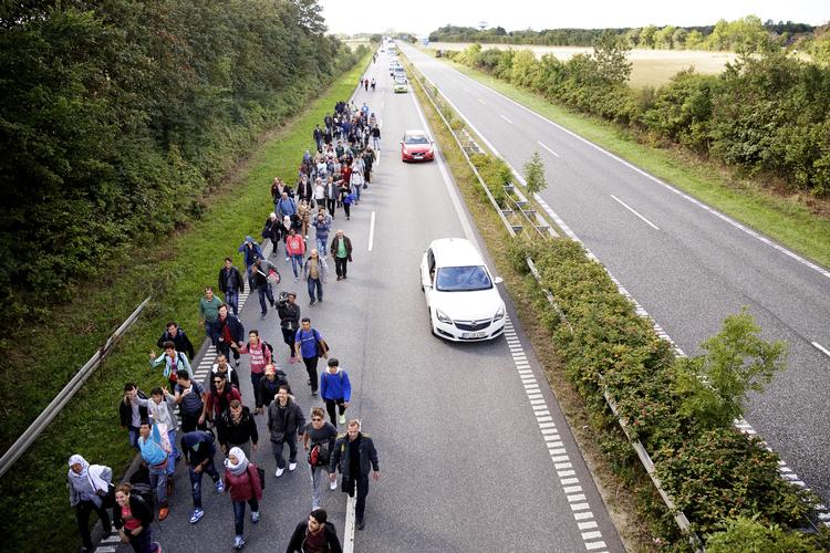 Gåben. Flere hundrede flygtninge ankom til Rødby med tog 7. september. De blev stoppet af politiet og begyndte om morgenen at gå ad motorvejen mod København. 