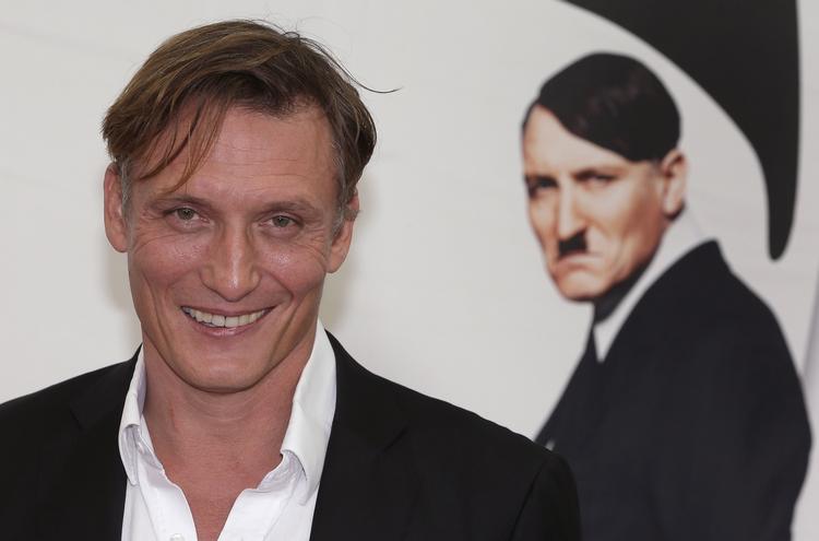 Genopstået. Oliver Masucci spiller Adolf Hitler i den populære film 'Look Who's Back', hvor den tidligere diktator vågner op på en ubebygget grund i Berlin i 2011. 