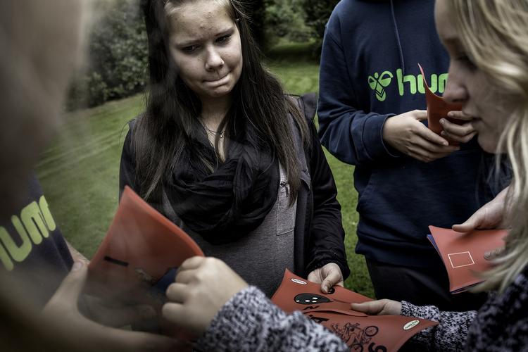 Lystruphave Efterskole er en af de ordblindeefterskoler, der også arbejder målrettet med talblinde elever. Her arbejder en gruppe elever i det fri for at sætte bevægelse til deres regneopgaver. 