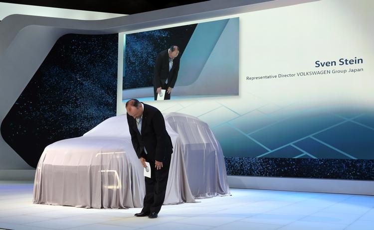 undskyld! Sven Stein, VW's næstkommanderende i Japan, på Tokyo Motor Show i dag, hvor han bukker og siger undskyld for hele svindelsagen. 