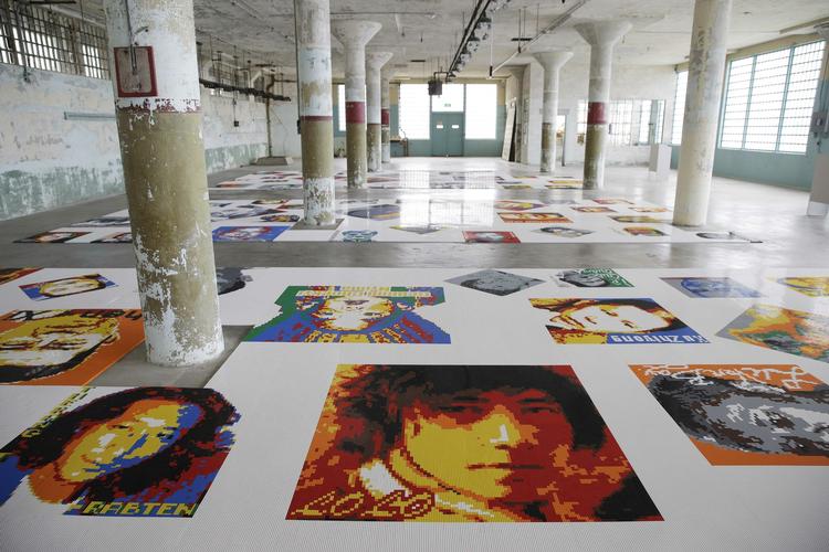 Politisk? Sidste år udstillede Ai Weiwei en lang række portrætter af forkæmpere for ytringsfrihed og menneskerettigheder i USA. Dengang ville Lego gerne sælge klodser til ham. Foto: AP 