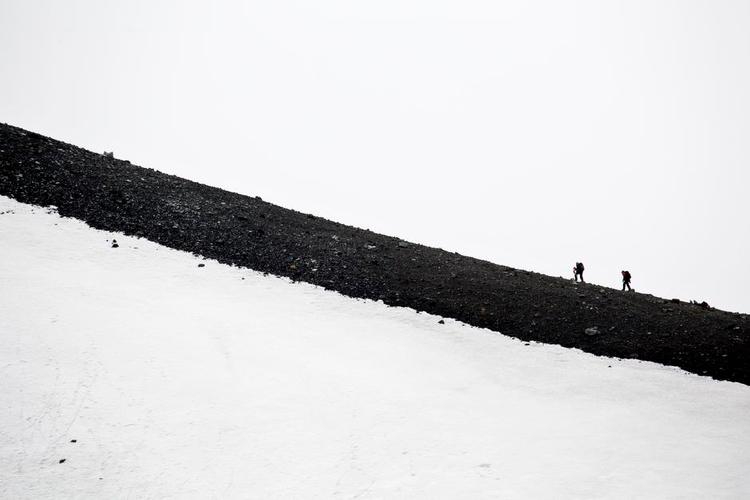 VULKANKANT. En gåtur på Deception Island på Antarktis indeholder en tur gennem vulkanaske. 