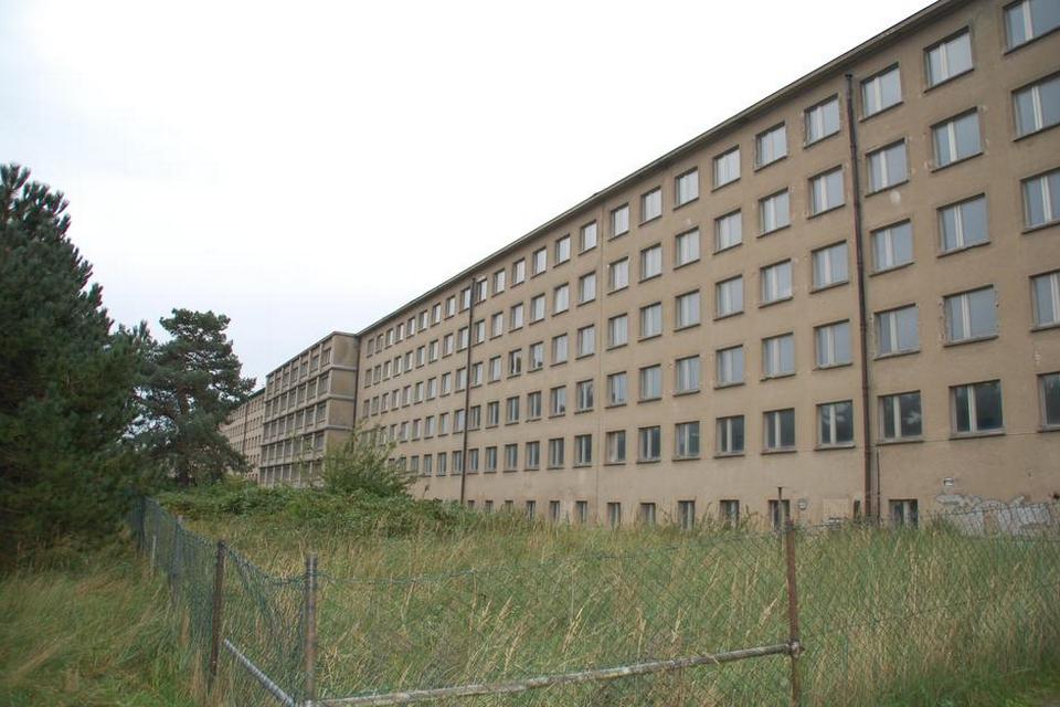 DYSTERT. Feriekomplekset i Prora stammer fra 1930'erne. Det blev aldrig bygget færdig. Nogle af bygningerne bliver nu moderniseret. 