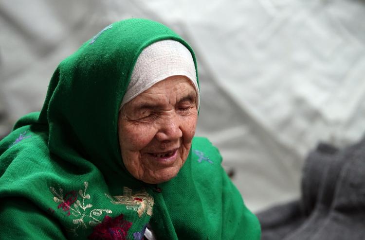 105. Hun er flygtet fra Afghanistan til Kroatien sammen med sytten familiemedlemmer. Bibihal Uzbeki og resten af familien håber at nå Sverige. Bibihal Uzbeki er 105 år. 