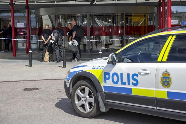 GERNINGSSTED. Det store møbelhus blev afspærret efter dobbeltdrabet. 