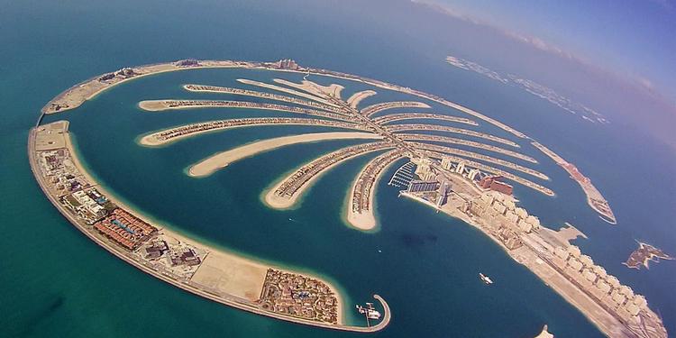 OPBYGGET. Dubai - bl.a. med den kunstigt skabte ø 'The Palm' - er en af de byer, som er skudt op af ingenting midt i ørkenen. 