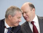 Deutsche Banks topchefer, John Cryan  (th.) og Jürgen Fitschen på dagens pressemøde, hvor de fortæller om alle de stillinger, som skal nedlægges i Deutsche Bank. 