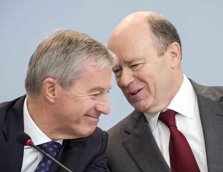 Deutsche Banks topchefer, John Cryan  (th.) og Jürgen Fitschen på dagens pressemøde, hvor de fortæller om alle de stillinger, som skal nedlægges i Deutsche Bank. 
