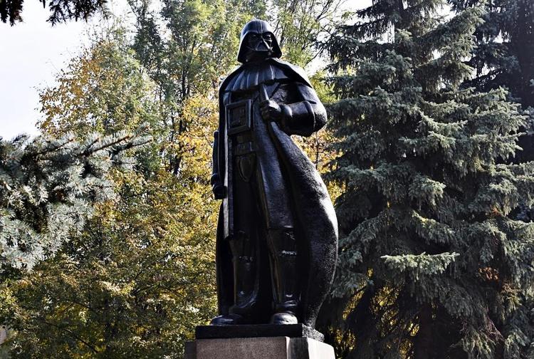 Vader. Lenins hoved er hugget af, så der er kommet plads til den velkendte maske. 