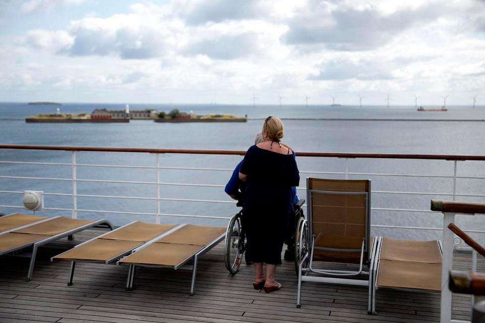 UDSIGT. Flere steder på skibet kan man slå sig ned og kigge ud over havet eller den by, man besøger. 
