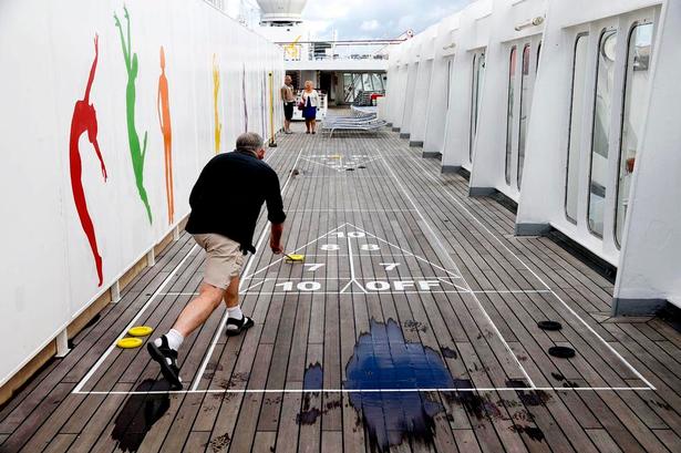 AKTIVITET. Dækspil i forskellige udformninger står til rådighed for gæsterne. 