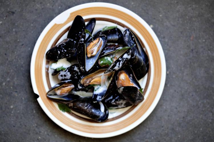 Lakridsmusling. Fenniklens  anisagtige smag klæder muslingerne godt. De kan sagtens tilberedes med  andre grøntsager og hvidvin eller øl i stedet for cider. Det vigtige er, at de ikke koges så længe, at de bliver  gummiagtige. 