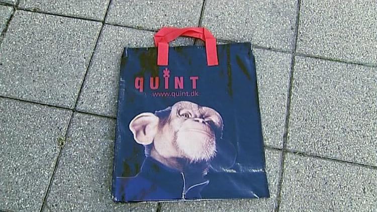 Hittebarn. Den 15. august i år blev en nyfødt pige fundet i Ballerup. Hun lå i denne pose. Københavns Vestegns Politi har ikke kunnet finde frem til babyens mor. 