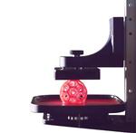 ægte. Det ligner en scene fra en science fiction-film, når 3D-virksomheden Carbon3D skaber plastikobjekter ud af en flydende masse - men det er i allerhøjeste grad virkelighed. 