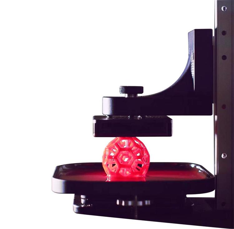 ægte. Det ligner en scene fra en science fiction-film, når 3D-virksomheden Carbon3D skaber plastikobjekter ud af en flydende masse - men det er i allerhøjeste grad virkelighed. 