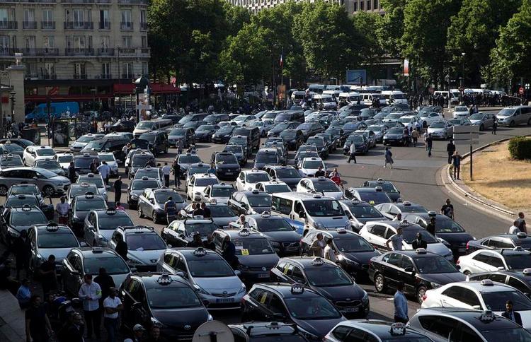 Oprør. Uber har 4.000 ansatte spredt ud over 340 byer i 60 lande. Det massive indtog udfordrer den etablrede taxabranche, og om kort tid mødes parterne i retten. 