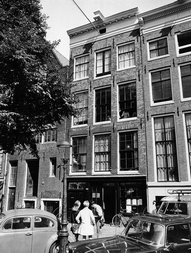 Populært. Anne Frank og hendes dagbøger er verdenskendte, og det trækker turister til hendes barndomshjem i Amsterdam. Så mange, at byen er presset af antallet. 