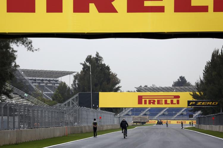 Forberedelser. Endnu kan der cykles og spadseres på Autodromo Hermanos Rodríguez, men i weekenden er banen reserveret formel 1-racerne. 