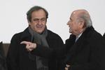 Uenige. Fra at være direkte og tætte  samarbejdspartnere med et nært forhold er temperaturen mellem Blatter (th) og Platini nået langt under frysepunktet. 