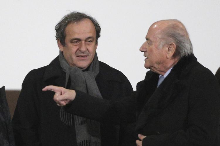 Uenige. Fra at være direkte og tætte  samarbejdspartnere med et nært forhold er temperaturen mellem Blatter (th) og Platini nået langt under frysepunktet. 