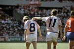 Exit. Jesper Olsen (nr. 8) spillede 10 minutter efter sin scoring til 1-0 mod Spanien ved VM i 1986 bolden bagud til målmand Lars Høgh, men Spaniens Emilio Butragueno kom i vejen og indledte begyndelsen til enden på det danske VM-eventyr. 