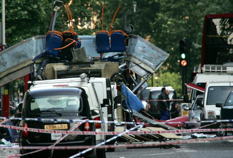 ANGREB. I juli 2005 blev London mål for flere blodige terrorbombninger. De ramte undergrundstog og som her en bybus, der blev sprængt i luften. 52 mennesker mistede livet den dag. 
