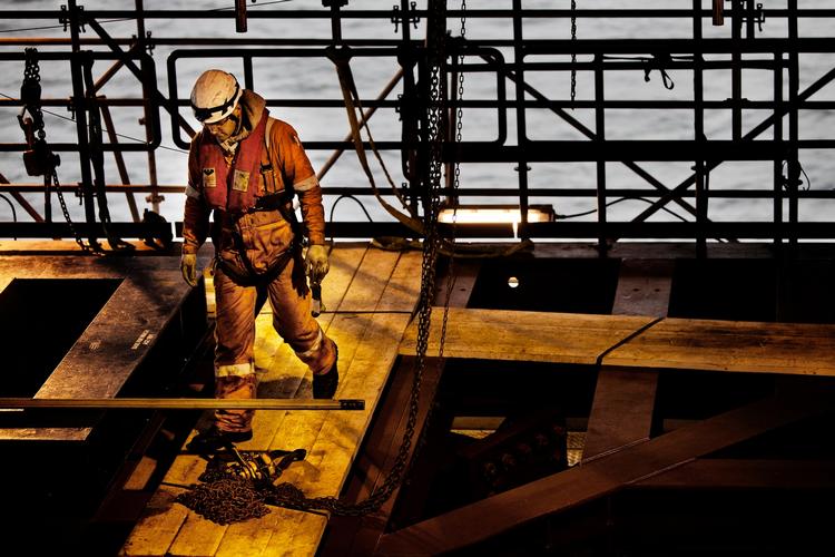 konsekvenser. Når olieprisen falder rammer det også den danske nordsøolie, og det rammer igen statskassen, som får skatteindtægterne derudefra. Energistyrelsen har beregnet, hvor stort hullet kan blive. 