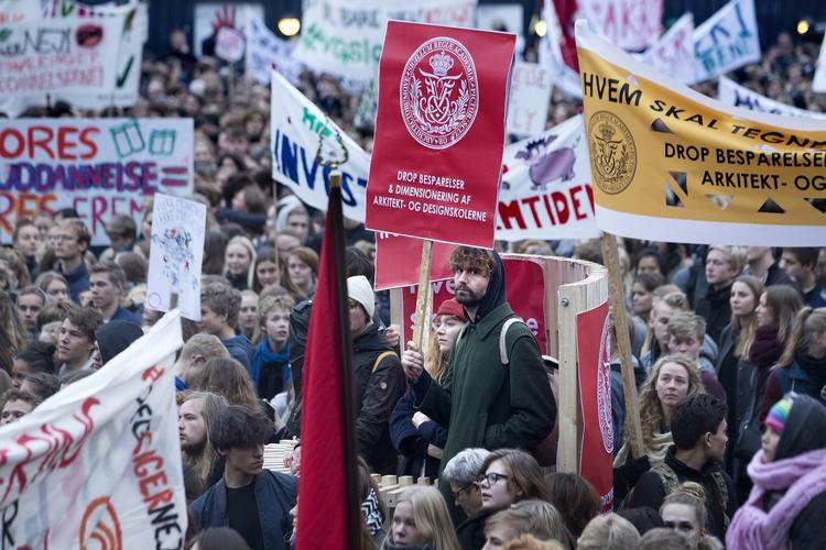 Sparekniv. Med sloganet 'Uddannelse til alle' er de unge blevet flaske op med en tro om at vidensamfundet er en fest, alle er inviteret til, men nu viser det sig at fester bliver kortere og skal holdes for færre penge. 