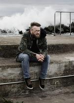 Tilbageblevne. I Dennis Gade Kofods nye roman flygter alle, der kan, fra Bornholm. Først de hjemløse, så de rige, og så sejler middelklassen bort med den sidste færge. Resten må blive, i en stadig mere tåget katastrofestemning. 