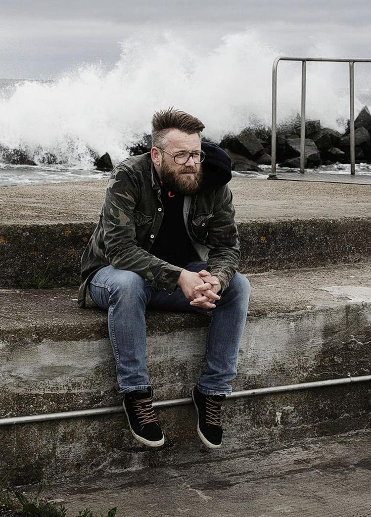 Tilbageblevne. I Dennis Gade Kofods nye roman flygter alle, der kan, fra Bornholm. Først de hjemløse, så de rige, og så sejler middelklassen bort med den sidste færge. Resten må blive, i en stadig mere tåget katastrofestemning. 