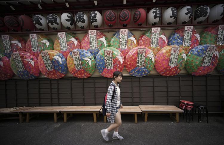 LAVPRIS. Flybilletterne fra Danmark til Tokyo er netop nu de billigste nogensinde, vurderer rejseekspert. Billedet er fra Tokyos Asakusa-distrikt. 