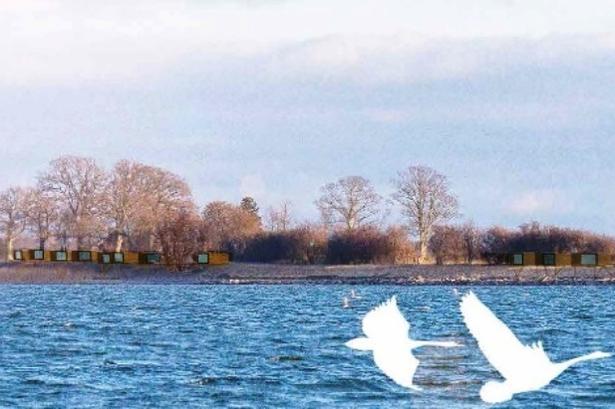 Knuthenborg Safari Lodge består af en række feriehytter med i alt ca. 200 pladser, der skal opføres i forbindelse med den kendte dyrepark på Lolland. Der vil blive tale om hytter i en skov og langs stranden som her på billedet fra projektforslaget. 