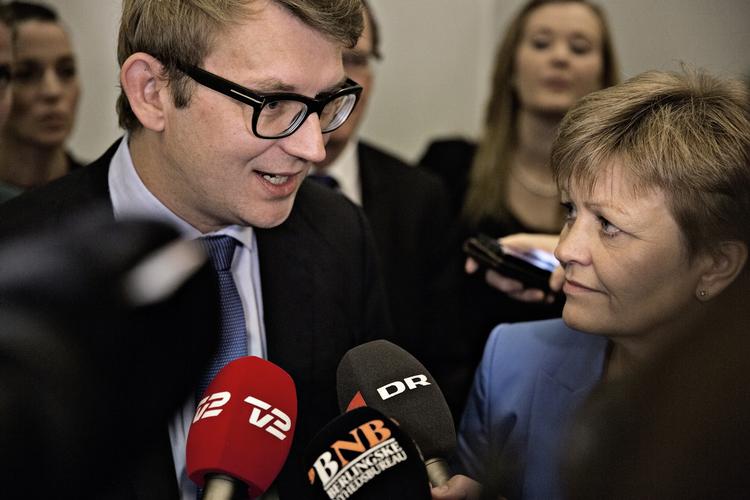 Vandkanten. Ehvervs- og væksminister Troels Lund Poulsen (V) og miljø- og fødevarerministeren Eva Kjer Hansen (V) holder doorstep om de ti projekter, der er godkendt til vandkantsbebyggelse. 