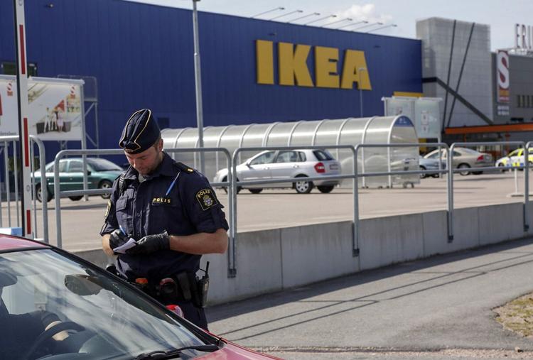 GERNINGSSTED. Chokerede kunder og ansatte ilede til, da de hørte ofrenes dødsskrig, men de kunne ikke redde de hårdt sårede ofres liv efter knivangrebet. 