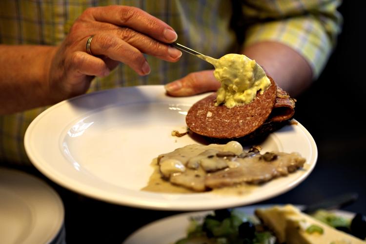 Frokost. Mens de fleste offentligt ansatte får løn mens de spiser, så må flertallet af privatansatte selv betale frokosten. 