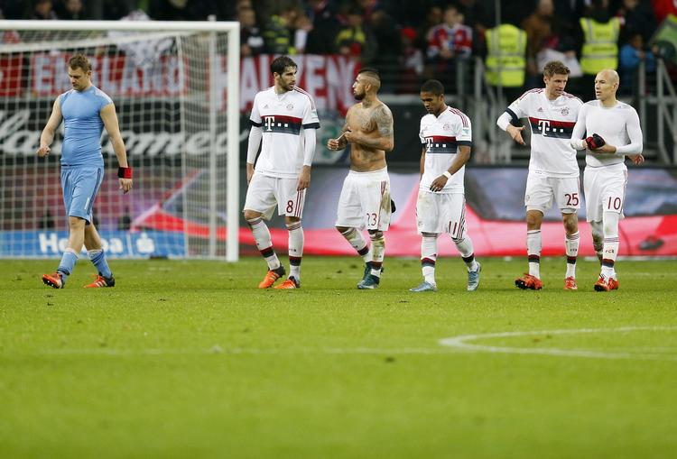 0-0. Mens Frankfurtspillerne jublede over 0-0, traskede Bayern fra banen efter sæsonens første pointtab. 